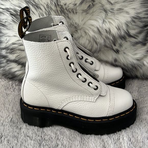 Doc Marten Sinclair - Picture 2 of 5